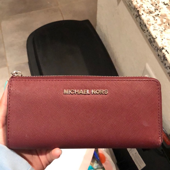 MK WALLET AUTHENTIC IN GREAT CONDITION - Picture 1 of 2